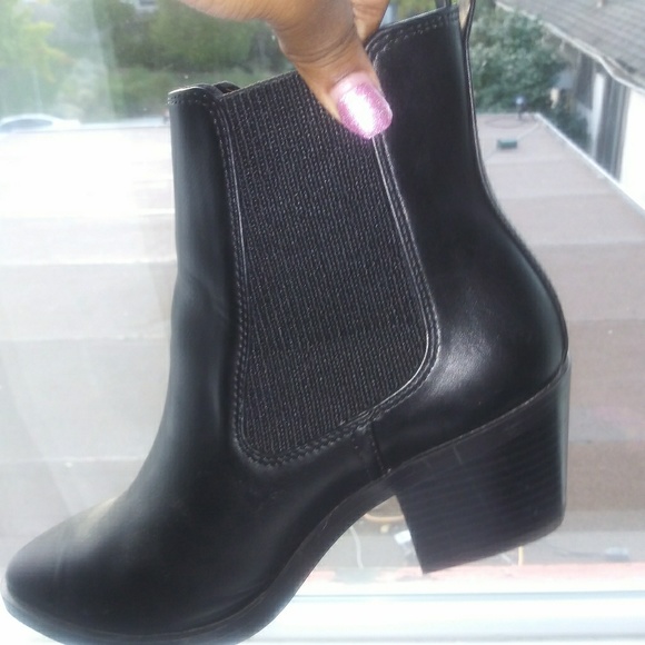Black leather ankle boots size 7 in womans - Picture 1 of 5